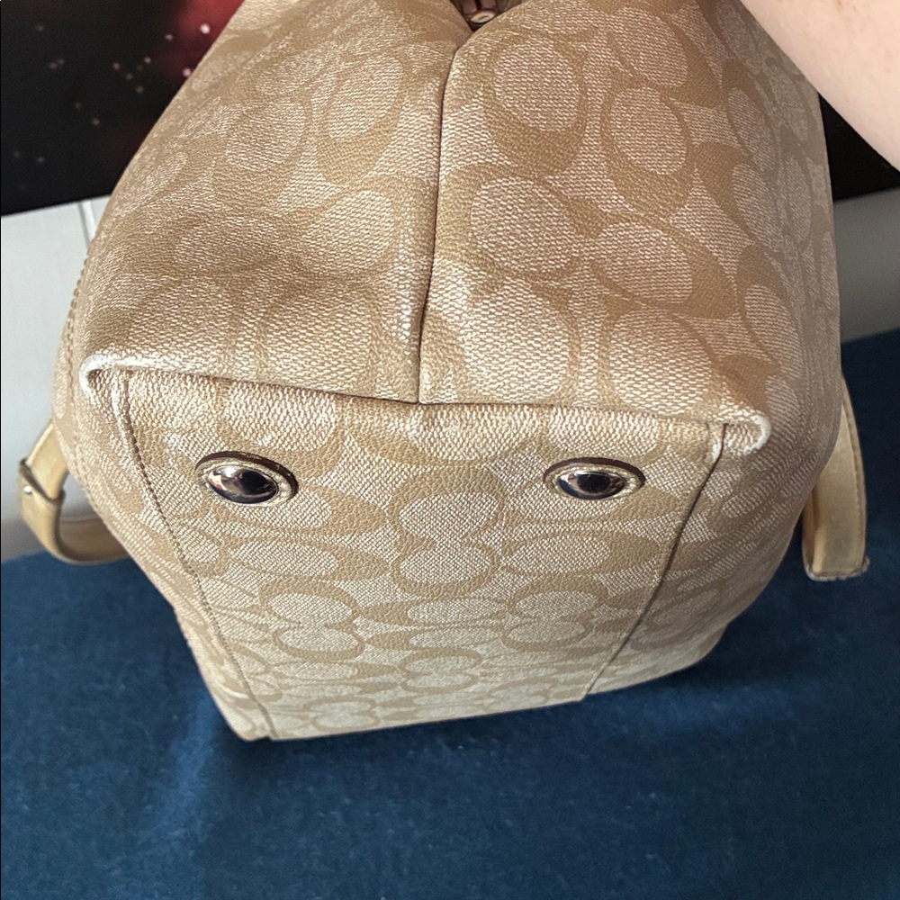 Large Coach Signature Tote w/Kisslock - Picture 12 of 12